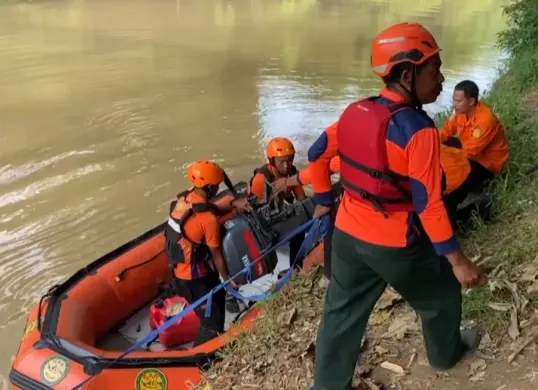 Tim SAR gabungan saat melakukan pencarian korban tenggelam akibat terseret arus Sungai Ciujung, Lebak. (Sumber: Dok. BPBD Lebak)