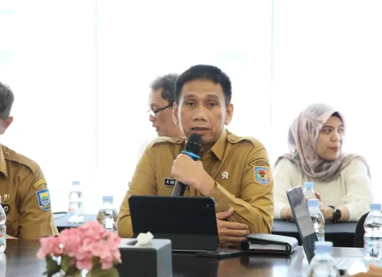 Wakil Menteri Dalam Negeri Akhmad Wiyagus memberikan pemaparan mengenai pentingnya tata kelola stadion yang profesional, untuk mendorong industri olahraga dan UMKM, dalam kegiatan FGD di Stadion Gelora Bandung Lautan Api. (Sumber: Puspen Kemendagri)