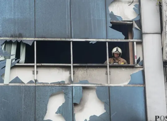 Salah seorang petugas berada di gedung kebakaran kantor Terra Drone, Jalan Letjen Soeprapto, Cempaka Baru, Kemayoran, Jakarta Pusat, Selasa, 9 Desember 2025. (Sumber: Poskota/Bilal Nugraha Ginanjar)