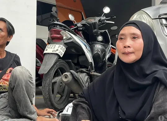 Dea Anjani, ibu dari salah satu karyawati dalam peristiwa kebakaran Gedung Terra Drone di Kemayoran, Jakarta Pusat. (Sumber: POSKOTA | Foto: Pandi Ramedhan)