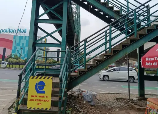 Peringatan larangan masuk JPO di jalan Ahmad Yani, Kecamatan Bekasi Selatan, Kota Bekasi, Selasa, 9 Desember 2025. (Sumber: Poskota/Nurpini Aulia Rapika)