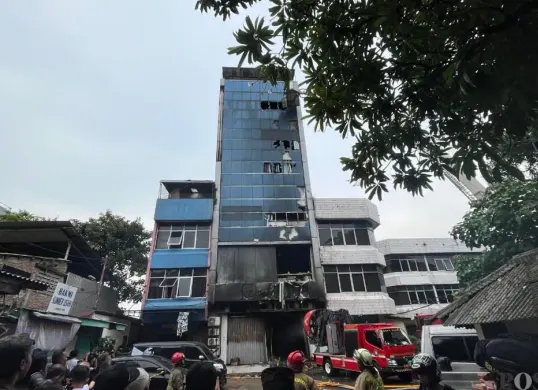 Situasi seusai api sudah padam di kantor Terra Drone. (Sumber: Poskota/Pandi Ramedhan)