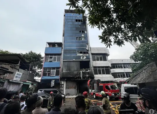 Penampakan Gedung Terra Drone di Jalan Letjen Suprapto, Kemayoran, Jakarta Pusat, yang terbakar hebat pada Selasa, 9 Desember 2025. (Sumber: POSKOTA | Foto: Pandi Ramedhan)