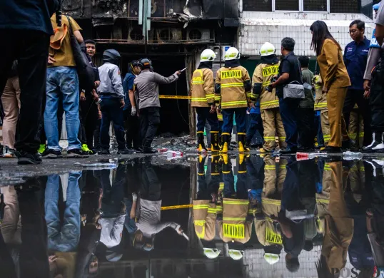 Situasi pascakebakaran hebat yang terjadi di Gedung Terra Drone, Kemayoran, Jakarta Pusat, Selasa, 9 Desember 2025. (Sumber: POSKOTA | Foto: Dhiya Ahmad Fauzan/M2)