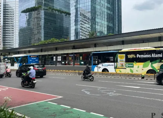 Tempat VP Sekretaris SKK Migas, Hudi Dananjoyo Suryodipuro, 48 tahun, tewas kecelakaan saat bersepeda di Jalan Jenderal Sudirman, Tanah Abang, Jakarta Pusat, Selasa, 9 Desember 2025. (Sumber: Poskota/Pandi Ramedhan)