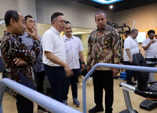 Wali Kota Bekasi, Tri Adhianto, meninjau fasilitas pelayanan kesehatan dan perawatan atlet di Rumah Sakit Primaya Hospital. (Sumber: Dok Humas Pemkot Bekasi)