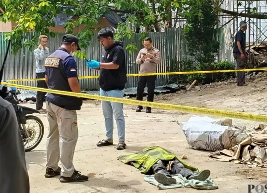 Seorang pengumpul rongsokan ditemukan tidak bernyawa di Kantor PU kawasan Puspemkab Tangerang, Kelurahan Kadu Agung, Kecamatan Tigaraksa, Kabupaten Tangerang, Selasa, 9 Desember 2025. (Sumber: Poskota/Veronica Prasetio)