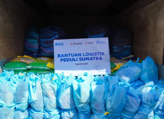 PT Krama Yudha Tiga Berlian Motors menyalurkan bantuan kemanusiaan ke beberapa titik yang dilanda bencana Sumatra. (Sumber: Dok PT KTB)