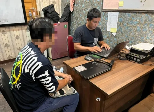 Salah satu tersangka pengedar sabu saat menjalani pemeriksaan. (Sumber: Polres Serang)