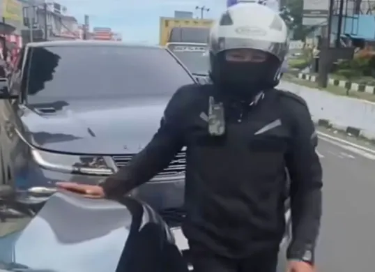 Tangkapan layar saat anggota polisi melakukan pengawalan mobil pribadi di kawasan Puncak, Cibinong, Kabupaten Bogor. (Sumber: Dok. Istimewa)