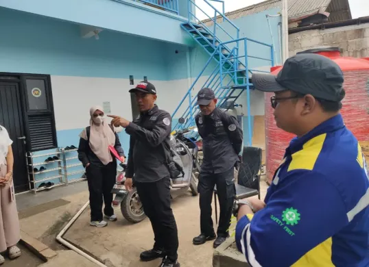 DLH Kota Bekasi melakukan penanganan pencemaran lingkungan di Kelurahan Bojong Menteng, Kecamatan Rawalumbu. (Sumber: Dok DLH Kota Bekasi)