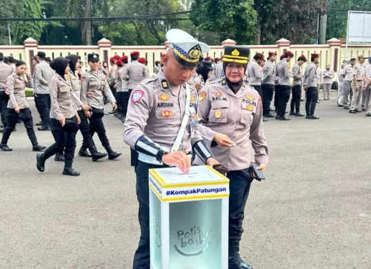 Anggota Polres Bogor melakukan penggalangan dana di Mapolres Bogor, Selasa, 9 Desember 2025. (Sumber: Dok. Polres Bogor)
