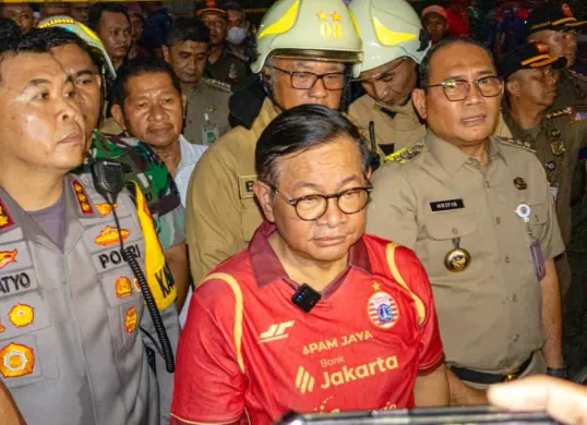 Gubernur DKI Jakarta, Pramono Anung meninjau lokasi terjadinya kebakaran kantor Terra Drone pada Selasa, 9 Desember 2025. (Sumber: Poskota/Dhya Ahmad Fauzan)