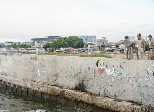 Pramono Anung Tinjau Tanggul Muara Baru