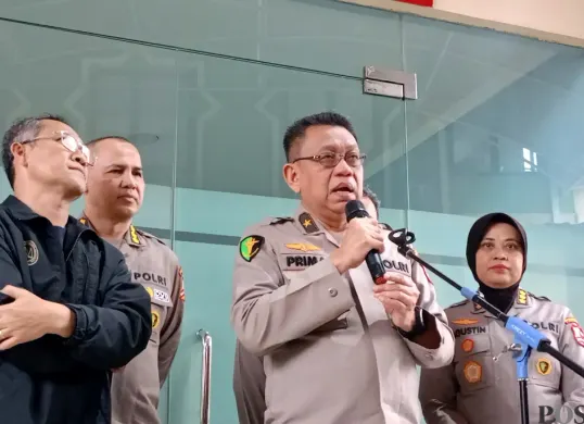 Kepala RS Polri Kramat Jati, Brigjen Prima Heru Yulihartono, saat menyampaikan pernyataan kepada awak media, Selasa, 9 Desember 2025. (Sumber: POSKOTA | Foto: M Tegar Jihad)