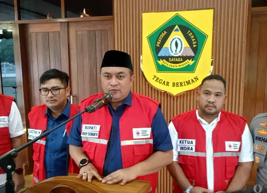 Bupati Bogor, Rudy Susmanto (tengah) saat menyampaikan keterangan pers terkait bantuan dari Pemkab Bogor untuk korban bencana di Sumatra. (Sumber: POSKOTA | Foto: Giffar Rivana)