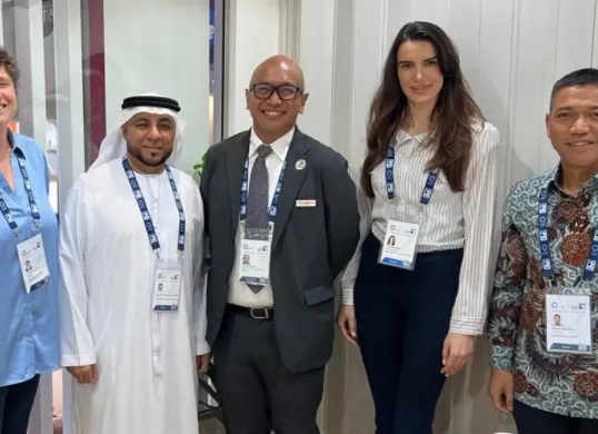 Momen Hudi Dananjoyo Suryodipuro, VP Sekretaris SKK Migas saat berfoto bersama tim perusahaan Iridium ILS (Sumber: X/@Iridiumils)