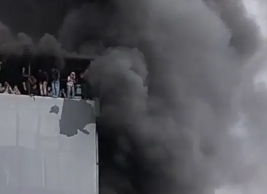 Potret para korban yang terjebak di atas gedung (Sumber: Youtube/Poskota)