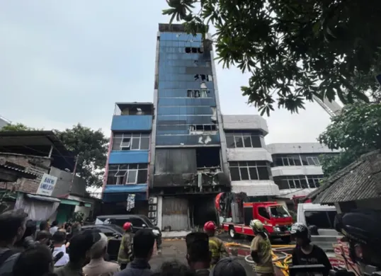 Update korban kebakaran gedung Terra Drone di Kemayoran, dievakuasi secara dramatis lewat atap. (Sumber: Poskota/Pandi Ramedhan)