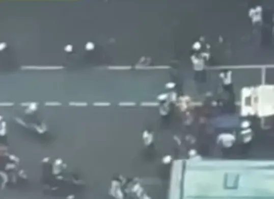 Tangkap layar insiden kecelakaan yang dialami VP SKK Migas, Hudi Dananjoyo Suryodipuro, saat bersepeda di Jalan Jenderal Sudirman, Selasa, 9 Desember 2025. (Sumber: Istimewa)