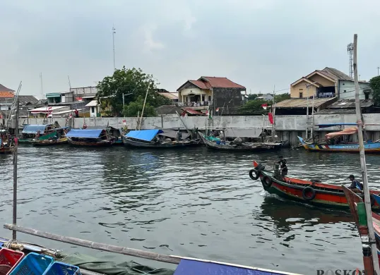 Sejumlah perahu nelayan tampak bersandar di kawasan pesisir Jakarta karena tidak dapat melaut akibat gelombang tinggi dan angin kencang. (Sumber: Poskota | Foto: M Tegar Jihad)