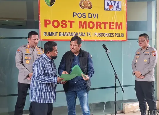 Keluarga korban menerima dokumen dari polisi di RS Polri Kramat Jati, Jakarta Timur, Rabu, 10 Desember 2025. (Sumber: Poskota/Angga Pahlevi)