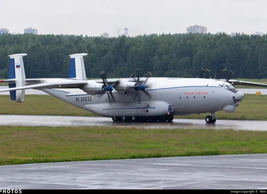 Pesawat angkut militer Antonov AN-22 mengalami kecelakaan tragis di dekat wilayah Ivanovo, timur Moskwa, pada Selasa, 9 Desember 2025. (Sumber: X/@BabakTaghvaee1)