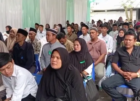 Ratusan pasutri di Rangkasbitung, Lebak, saat mengikuti sidang isbat nikah. (Sumber: POSKOTA | Foto: Samsul Fatoni)