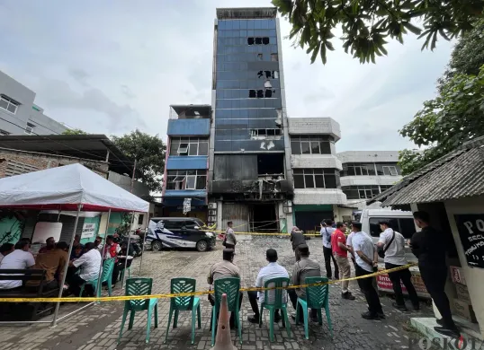 Kondisi Gedung Terra Drone yang terbakar di Jalan Letjen Suprapto, Kemayoran, Jakarta Pusat, Rabu, 10 Desember 2025. (Sumber: POSKOTA | Foto: Pandi Ramedhan)