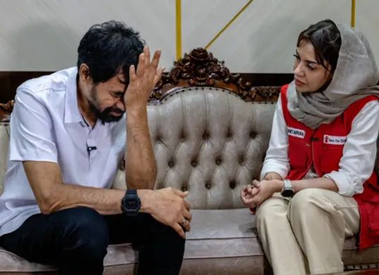 Gubernur Aceh, Mualem, menangis menyaksikan bencana dan kecewa pada sejumlah bupati yang dianggap kabur. (Sumber: X/@yudhabaskoro)