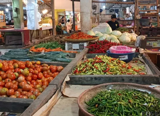 Lapak cabai di Pasar Gudang, Kecamatan Tigaraksa, Kabupaten Tangerang, Rabu, 10 Desember 2025. (Sumber: Poskota | Foto: Veronica Prasetio)