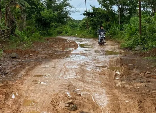 Akses jalan penghubung beberapa desa dan kecamatan di Pandeglang berlumpur disebabkan aktivitas proyek tol. (Sumber: Dok. Warga)
