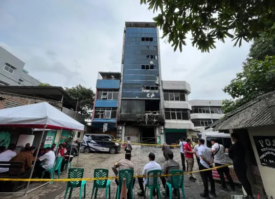 Situasi terkini pasca kebakaran gedung Terra Drobe di Jalan Letjen Suprapto, Kemayoran, Jakarta Pusat, Rabu, 10 Desember 2025. (Sumber: Poskota | Foto: Pandi Ramedhan)