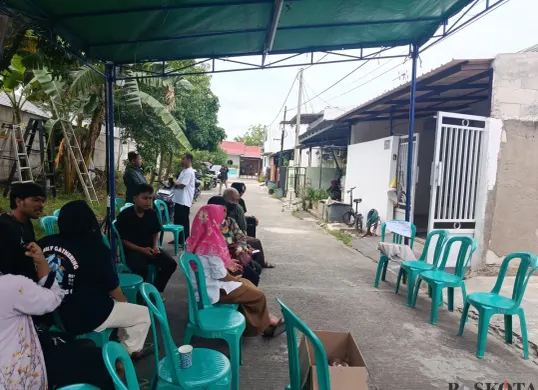 Suasana rumah duka Assyifa Mulandar, korban kebakaran gedung Terra Drone, di Cluster Sanur, Kelurahan Bahagia, Kecamatan Babelan Kabupaten Bekasi, Rabu 10 Desember 2025. (Sumber: Poskota | Foto: Nurpini Aulia Rapika)
