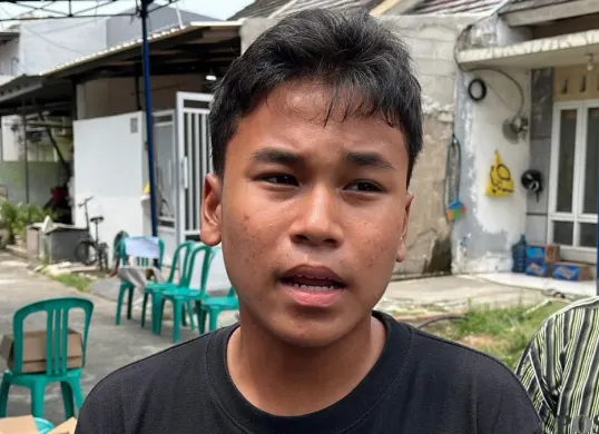 Alfito Mulandar, 15 tahun, adik kandung Assyifa, korban kebakaran di Gedung Terra Drone, Cempaka Baru, Kemayoran, Jakarta Pusat, Rabu, 9 Desember 2025. (Sumber: Poskota/Nurpini Aulia Rapika)