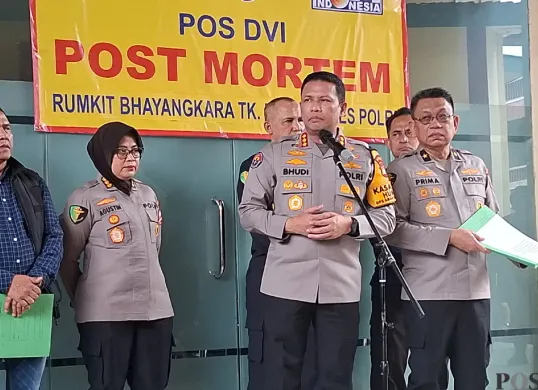 Karumkit Polri, Brigjen Prima Heru (kanan) mendampingi Kabid Humas Polda Metro Jaya, Budi Hermanto (kiri), saat menyampaikan keterangan pers kepada media, Rabu, 10 Desember 2025. (Sumber: POSKOTA | Foto: Angga Pahlevi)