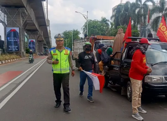 Situasi lalu lintas di Jakarta Rabu, 10 Desember 2025 seiring adanya aksi demonstrasi. (Sumber: X/@TMCPoldaMetro)