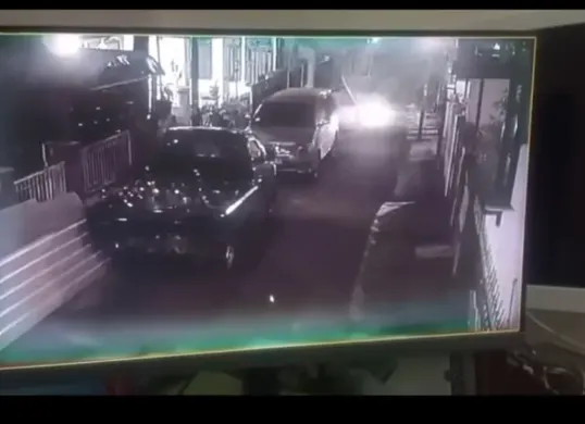 Tangkapan layar detik-detik pencurian modus pecah kaca terjadi di salah satu perumahan di Cibinong, Kabupaten Bogor. (Sumber: Istimewa)