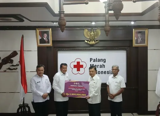 Simbolis penyerahan bantuan sebesar Rp1,5 miliar untuk korban bencana alam Sumatera dan Aceh. (Sumber: Dok. Pemkab Tangerang)