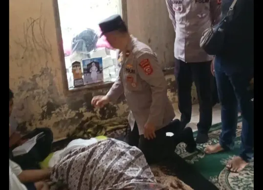 Petugas kepolisian mendatangi rumah duka setelah remaja asal Ciseeng, Kabupaten Bogor, ditemukan tak bernyawa di aliran irigasi. (Sumber: Dok Polsek Parung)