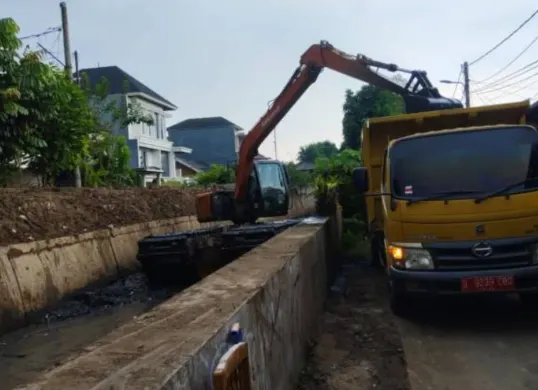Kegiatan normalisasi sungai dan saluran air di Saluran Sekunder Pondok Bahar, Kota Tangerang. (Sumber: Dok. Pemkot Tangerang)