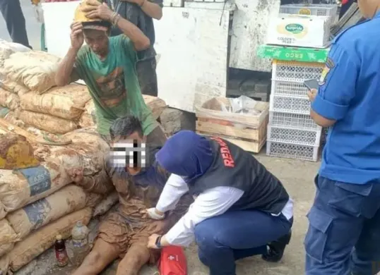 Pekerja galian PLN di Curug saat berhasil diselamatkan usai tertimbun tanah galiannya sendiri. (Sumber: Poskota | Foto: Veronica Prasetio)