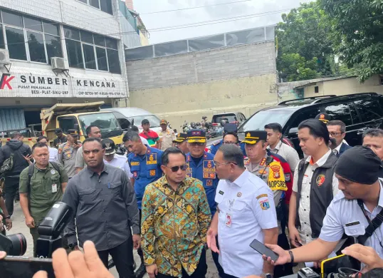 Menteri Dalam Negeri (Mendagri) Tito Karnavian mendatangi lokasi kebakaran gedung Terra Drone yang tewaskan puluhan orang di Jakarta Pusat, Rabu, 10 Desember 2025 siang. (Sumber: Poskota | Foto: Pandi Ramedhan)