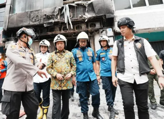 Mendagri Tito Karnavian meninjau lokasi kebakaran Gedung Terra Drone, Kemayoran, Jakarta Pusat, Rabu, 10 Desember 2025. (Sumber: Dok. Kemendagri)
