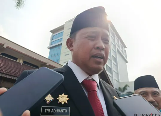 Wali Kota Bekasi, Tri Adhianto, memastikan pihaknya bersama Forkopimda siap siaga dalam mengamankan pelaksanaan Natal dan tahun baru. (Sumber: Poskota | Foto: Nurpini Aulia Rapika)