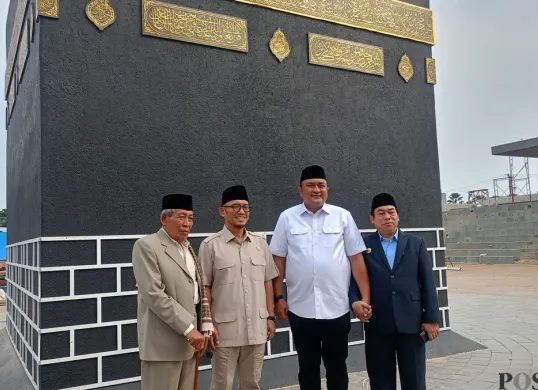 Wamen Haji dan Umrah, Dahnil Anzar Simanjuntak, bersama Bupati Bogor, Rudy Susmanto, meninjau pembangunan Masjid Raya Nurul Wathon, di kawasan Pakansari, Kecamatan Cibinong. (Sumber: POSKOTA | Foto: Giffar Rivana)