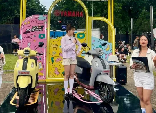 Booth motor Yamaha Fazzio Hybrid jadi salah satu spot favorit pengunjung Festival Gen Z 2025, Plaza Timur Gelora Bung Karno (GBK), Senayan, Jakarta Pusat. (Sumber: Dok. Yamaha)