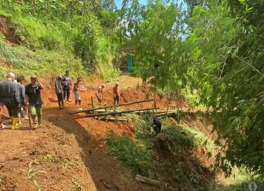 Longsor di jalur penghubung Desa Nanggerang dan Mukapayung, Kecamatan Cililin, Kabupaten Bandung Barat. (Sumber: Poskota/Gatot Poedji Utomo)