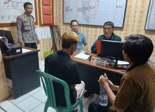 Kedua pelaku saat menjalani pemeriksaan di Mapolsek Petir usai sempat membawa gadis berueia 16 tahun. (Sumber: Istimewa)
