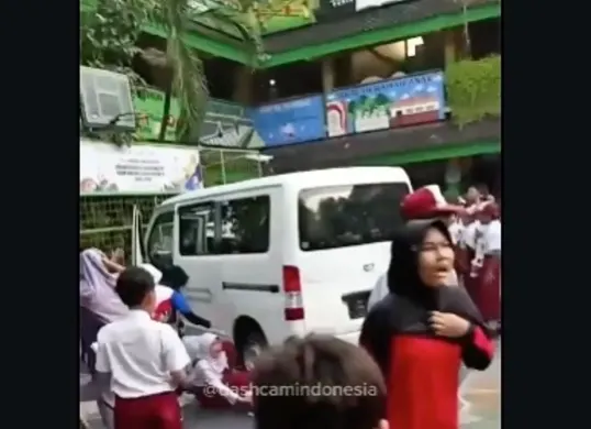 Mobil MBG menabrak siswa dan guru SDN 01 Kalibaru Cilincing (Sumber: Instagram/@dashcamownerindonesia)